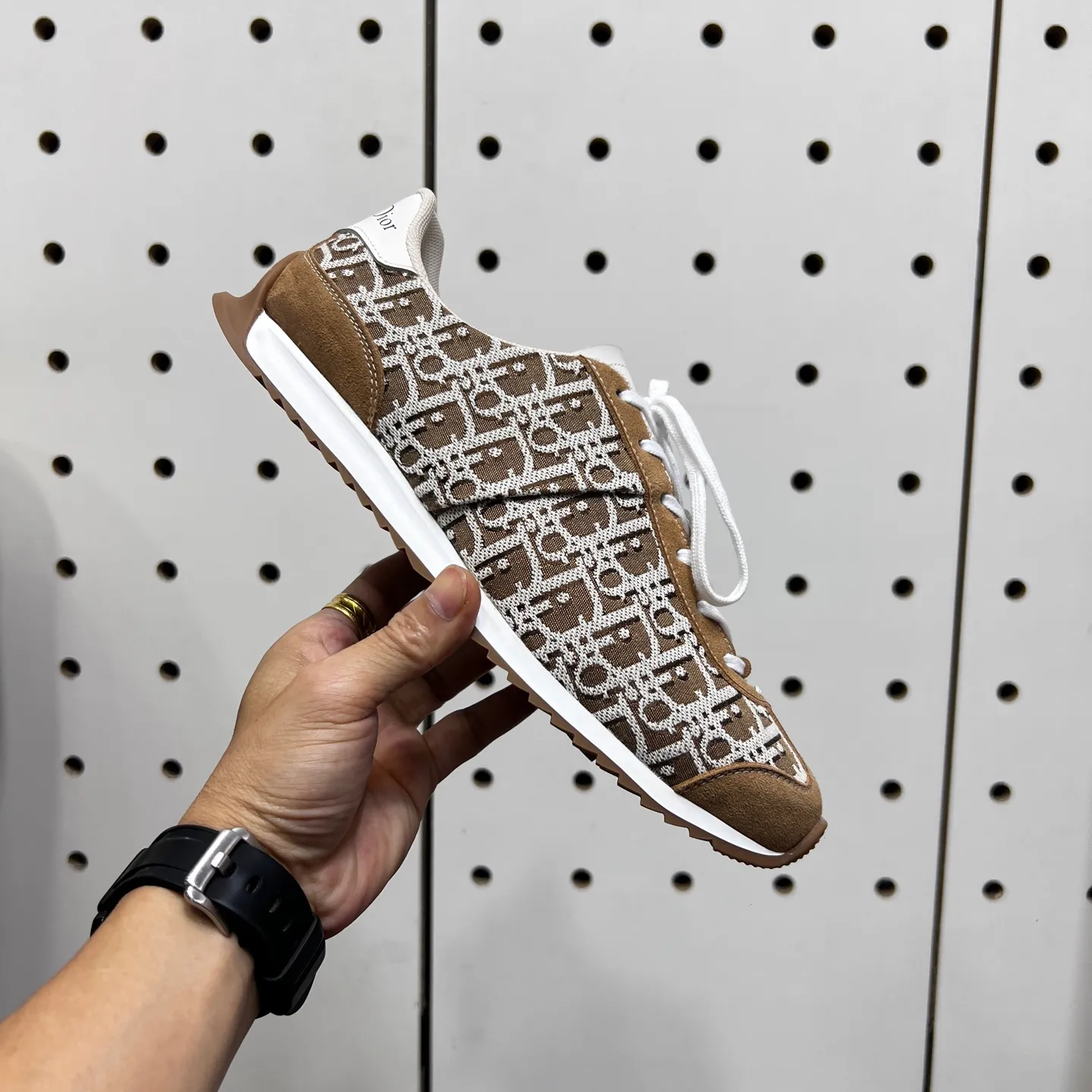 Factory price: 420💰【DIAo•Dior】Original quality.~ Unique modern style sneakers. 🏃A must-have casual shoe for trendy men😍😍 Original brand imported from Italy, imported original leather, sheep lining (refuses to discolor and grind feet) Sole: Original sole provided by the original factory, French lazy style design ⚠️Fit to the feet, original quality, super comfortable original sole. It’s like shooting the real thing 🎬The real thing is better, high-quality sneakers, size: 38-44, custom-made 45